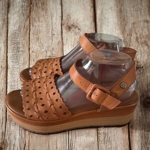 CARMELA Womens Rachel Tan Leather Ankle Strap Wedge Sandals Shoes size 40/9